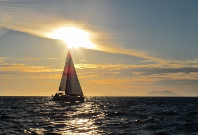  Naviguer au coucher du soleil 